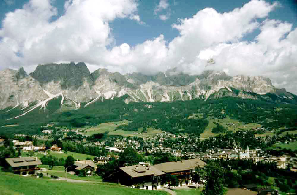 Italia 30 - los Dolomitas - Cortina D'Ampezzo - panoramica.jpg